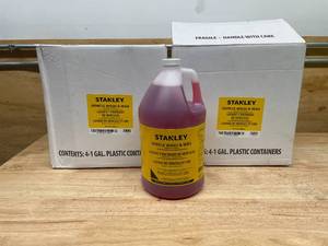 lot 202 image: Lot of 8 - Stanley STCTW004 Car and Truck wash Detergent, Car & Truck, Red
