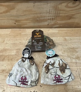 lot 136 image: Hat lot of 3