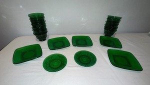 lot 20 image: Vintage Green Depression Glass Dinnerware Set - 16 Pieces