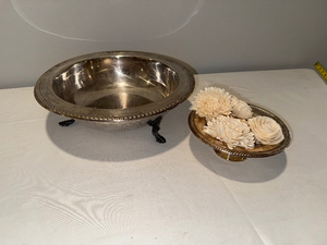 lot 26 image: Vintage F.B. Rogers Silver Co. Silver-Plated Bowl Set with Decorative Feet
