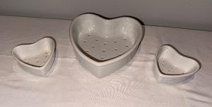 lot 46 image: PILLIVUYT France Heart-Shaped White Porcelain Dish Drainers Set