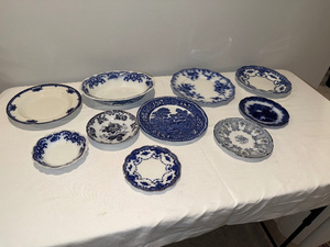 lot 76 image: Variety of Antique and Flo Blue and White Plates