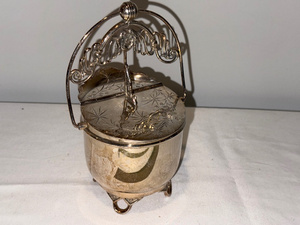 lot 77 image: Vintage Middletown Plate Co. Silver-Plated Sugar Bowl with Handle