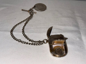 lot 80 image: Vintage Silver Plated Combination Vesta and Sovereign Case