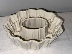 lot 86 image: Vintage Shelley England Fluted Mold Ironstone Baking Dish