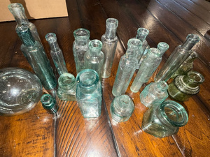 lot 232 image: Antique English Glass Bottles and Jars Collection - Assorted Shapes and Sizes