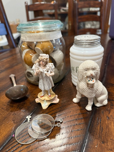 lot 171 image: Vintage Collectibles Lot Figurines, Glass Jar, and Kitchen Decor
