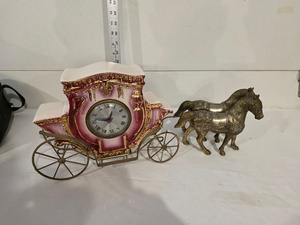 lot 8 image: Vintage Carriage Clock with Metal Horses Figurine Set