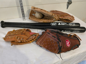 lot 27 image: Louisville Slugger Bats & RawlingsMacGregor Gloves Set