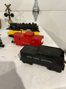lot 112 image: Vintage Lionel Electric Train Set with Tracks & Accessories