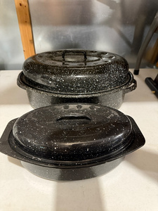 lot 132 image: Set of 2 Speckled Enamel Roasting Pans for Kitchen Baking