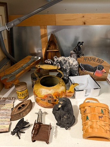 lot 137 image: Rustic Decor Lot - Bears, Novelty Signs, Teapot & More