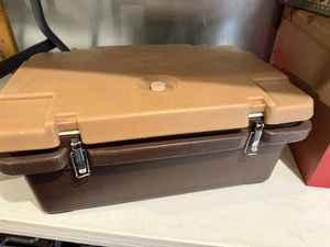 lot 143 image: Cambro Insulated Food Storage Container with Latches