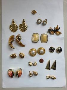 lot 80R image: Lot of 14 Vintage Costume Jewelry Gold Tone Clip-On Earrings