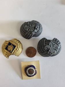 lot 104R image: Collection of Boy Scouts Pins and Badges with One Year Safety Pin