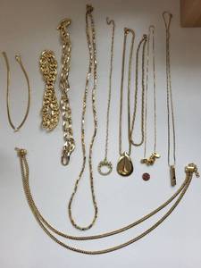 lot 129R image: Lot of 10 Gold Tone Costume Jewelry Necklaces