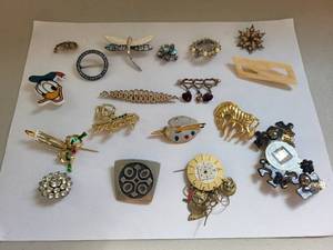 lot 145R image: Lot of 18 Vintage and Costume Jewelry Brooches Assorted Designs