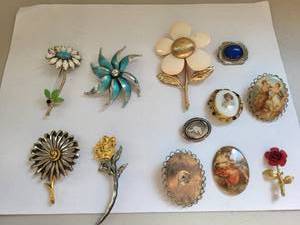lot 147R image: Set of 11 Vintage Costume Jewelry Brooches