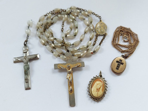 lot 17R image: Vintage Religious Christian Cross Rosaries & Pendants Collection