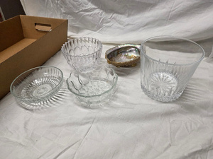 lot 15T image: Set of 5 Decorative Glass Bowls & Abalone Shell Dish