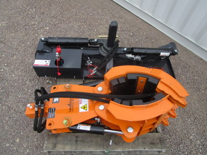 lot 35 image: LandHonor Skid Steer 20 Rotator Claw 41.5 Claw Opening