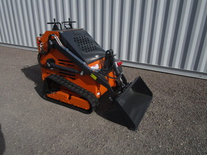 lot 141 image: LandHero LDH-T460 Ride on Skid Steer