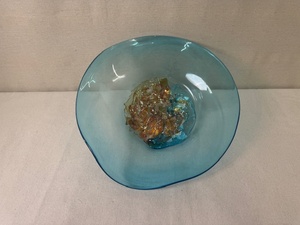lot 21 image: Artisan Hand-Blown Glass Bowl with Abstract Centerpiece