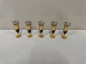 lot 37 image: Set of 5 Gold Trim Floral Champagne Flutes