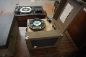 lot 2 image: Audiotronics Vintage Record Player