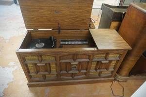 lot 3 image: Zenith Vintage Wood Console Vintage Record Player With Radio