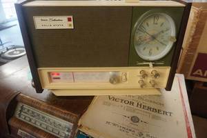 lot 4 image: Sears Silverstone Vintage Solid State Clock Radio