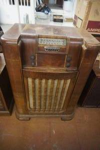 lot 5 image: Philco Model 41-608 Vintage Record Player With Radio
