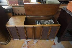 lot 6 image: RCA Victor Vintage Stereo Wood Console Record Player & Radio