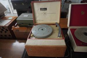 lot 7 image: Symphonic Model 1702 Vintage Record Player