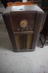 lot 9 image: Silverstone Model 1448-1 Vintage Wood Console Clock Radio