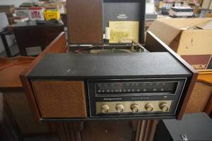 lot 10 image: Magnavox Stereophonic Solid State High Fidelity Record Player With Radio