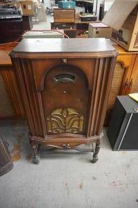 lot 11 image: Coronado Vintage Wood Console Radio Cabinet  Missing Dials