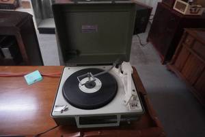 lot 12 image: GE Solid State Vintage Record Player With Radio