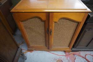 lot 15 image: Columbia Vintage Wood Console AMFM Stereo Cabinet