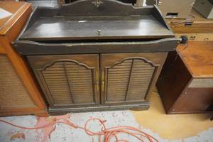 lot 16 image: Ford Philco Vintage Wood Console Record Player With AMFM Radio