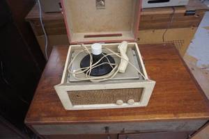 lot 17 image: Ford Philco Vintage Wood Console Record Player With AMFM Radio