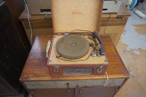lot 18 image: Silverstone Vintage Record Player