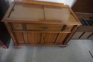 lot 20 image: Magnavox Vintage Wood Console Record Player With Radio