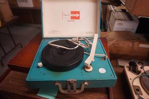 lot 27 image: Imperial Party Time Model 100 Solid State Vintage Record Player
