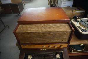 lot 28 image: Magnavox Airline Vintage Record Player With Radio