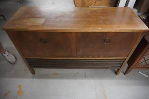 lot 30 image: Metz Model 602-US Vintage Wood Console Record Player with Radio