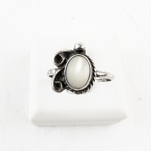 lot 20Q image: Vintage Sterling Silver Ring with Oval Mother of Pearl, Size 6