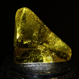lot 36 image: 100ct Triangular Polished Yellow Amber Gemstone with Insect