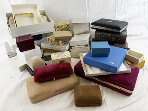 lot 55 image: Assorted Vintage and Modern Jewelry Boxes and Display Cases Collection
