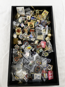 lot 72 image: Large Collection of Quilt Show and Sewing-Themed Collector Pins with Keychains